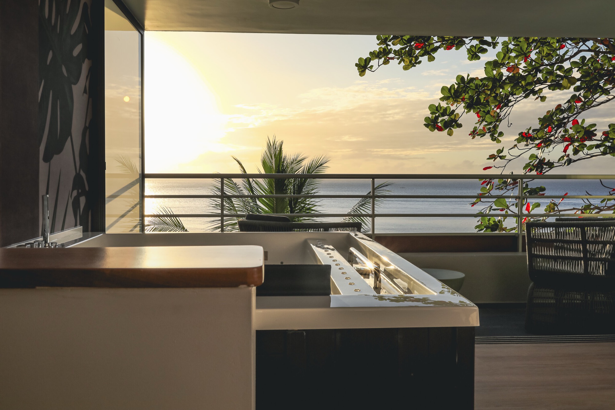 Hôtel Le Tahiti, Arue — suite : baignoire spa en terrasse face à l'océan au coucher du soleil