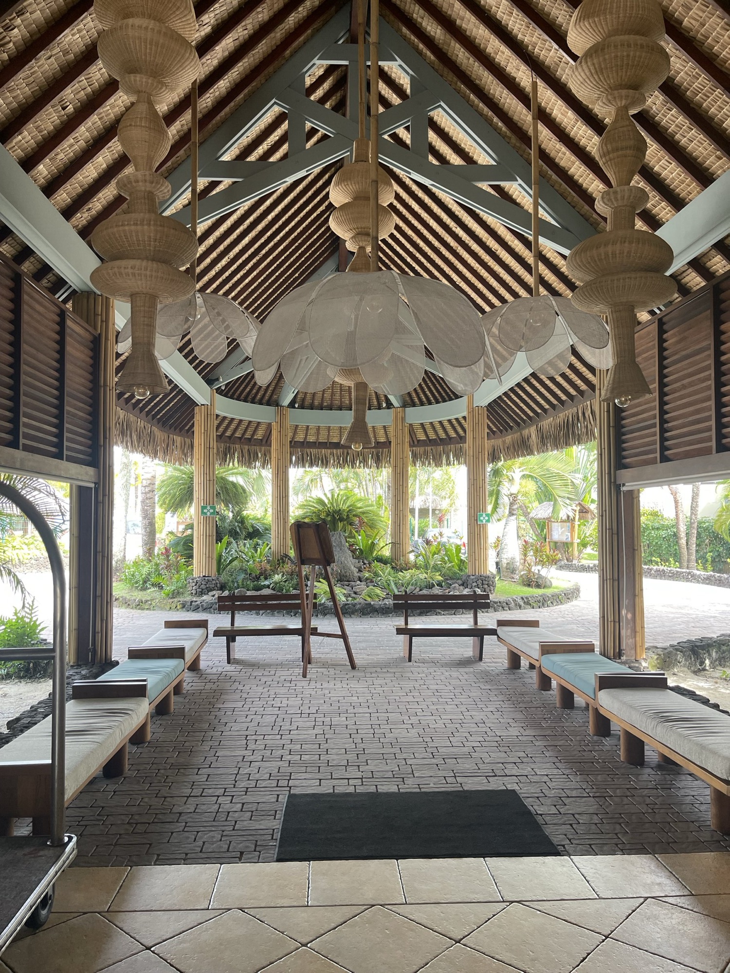 InterContinental Bora Bora, lobby — pavillon d'entrée : bancs en bois, colonnes de bambou et jardin tropical