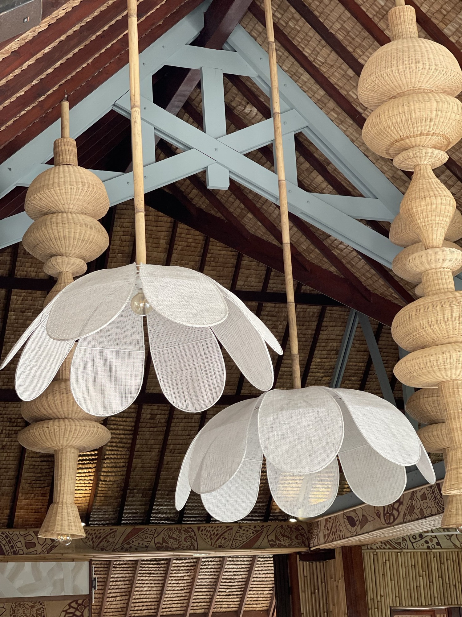 InterContinental Bora Bora, lobby — détail des suspensions en fleurs de fibres tressées et des luminaires en osier