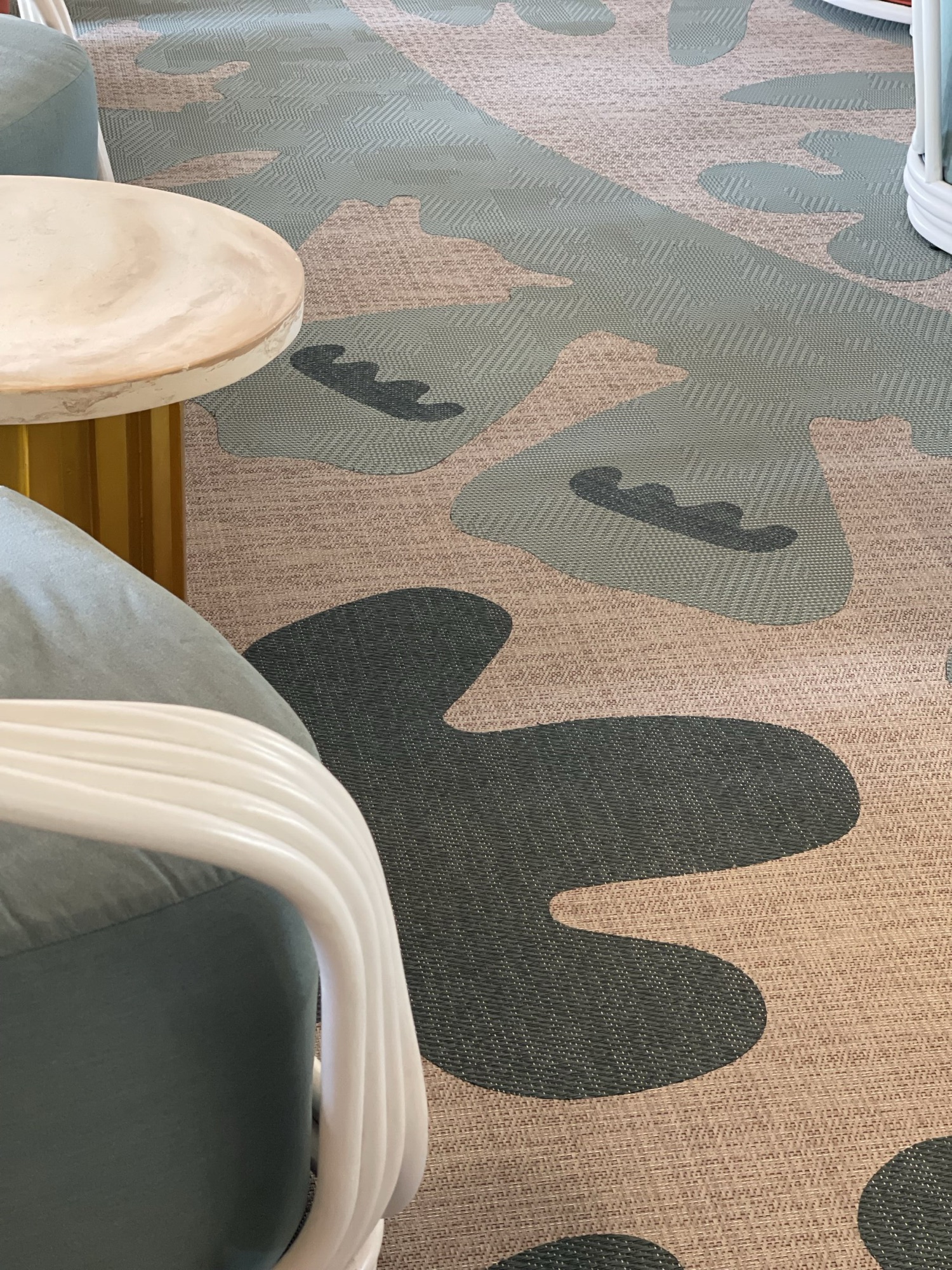 InterContinental Bora Bora, lobby — détail du tapis tissé aux motifs organiques vert sauge et vert foncé
